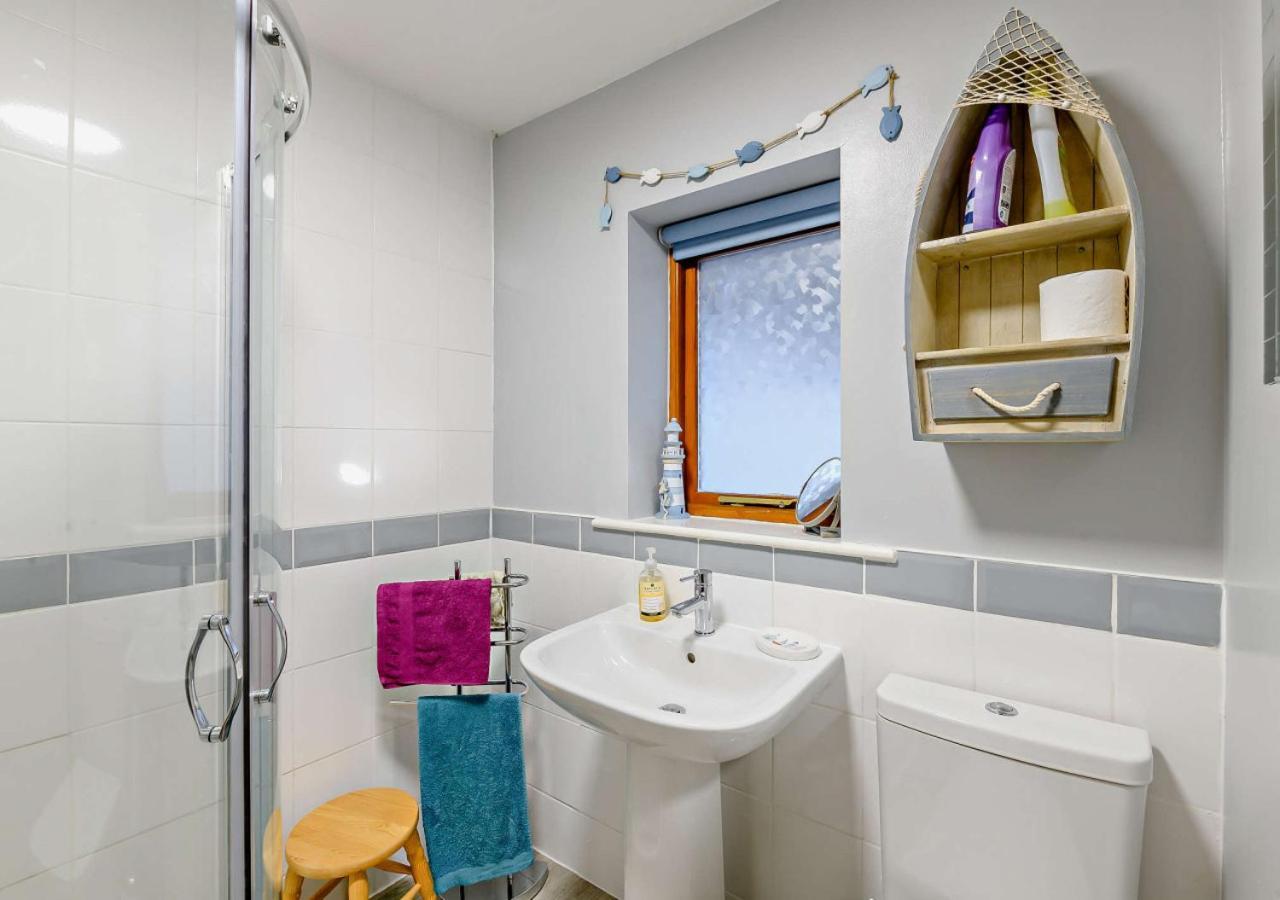 Salty Dog Cottage Уитби Экстерьер фото