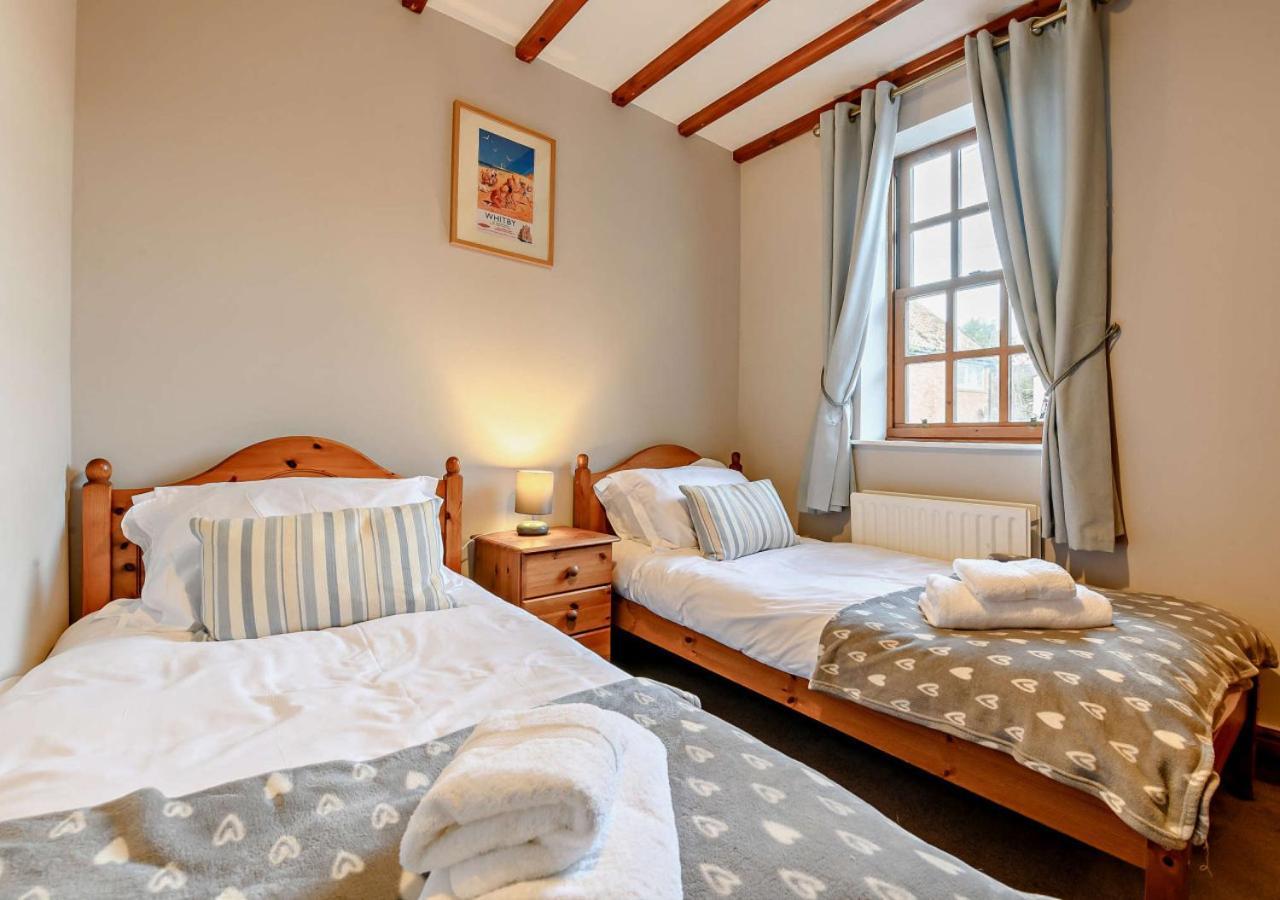 Salty Dog Cottage Уитби Экстерьер фото